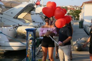 Çeşme Marina Çıkışlı Teknede Evlenme Teklifi Organizasyonu
