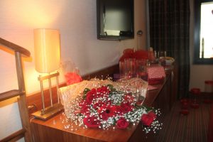 İzmir Evlenme Teklifi Organizasyonu Otel Odası Süsleme