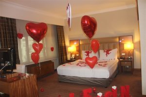 Evlilik Teklifi Organizasyonu için Otel Odası Süsleme İzmir