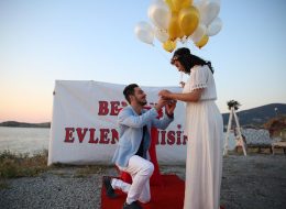 Kumsalda Sürpriz Evlilik Teklifi Organizasyonu Foça