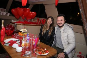 Mutluluk Teknesinde Evlilik Yıl Dönümü Organizasyonu İzmir