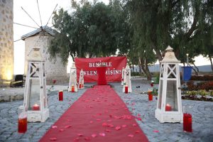 Alaçatı Yel Değirmenlerinde Evlilik Teklifi Organizasyonu
