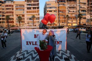 Kırmızı Kalpli Uçan Balonlar ve Benimle Evlenir Misin Yazılı Pankart Eşliğinde Evlilik Teklifi Organizasyonu İzmir