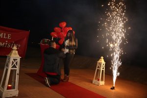 Yer Volkanları ve Uçan Balonlar Eşliğinde Sürpriz Evlilik Teklifi Organizasyonu İzmir