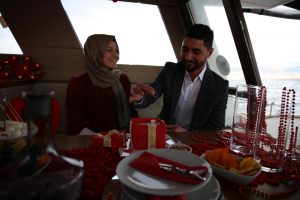 Yüzük Kutusu Pasta ile Teknede Sürpriz Evlilik Teklifi Organizasyonu İzmir