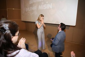 Sinemada Şaşırtan Evlilik Teklifi Organizasyonu İzmir