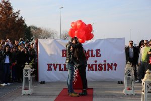 Dev Pankartla Evlilik Teklifi Organizasyonu İzmir