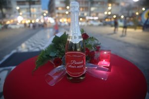 Evlilik Teklifi Organizasyonu Şampanya ve Kırmızı Gül Buketi İzmir
