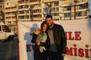 Benimle Evlenir Misin Yazılı Dev Pankart Eşliğinde Evlilik Teklifi Organizasyonu İzmir