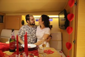 Levent Marina Çıkışlı Teknede Evlilik Teklifi Organizasyonu ve Masa Süsleme
