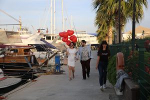 İzmir Evlilik Teklifi Organizasyonu Kırmızı Kalpli Uçan Balon