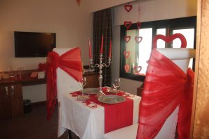 Otel Odasında Evlilik Teklifi Organizasyonu Yemek Masası ve Süslemeleri