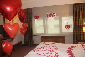 Dekoratif Objeler ile Otel Odası Süsleme Evlilik Teklifi Organizasyonu İzmir