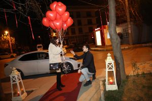 Kapı Önünde Evlilik Teklifi Organizasyonu İzmir