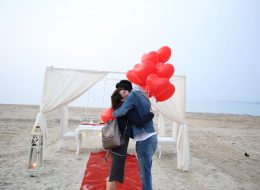 Çeşme’de kumsalda sürpriz evlenme teklifi organizasyonu