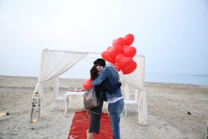Çeşme’de kumsalda sürpriz evlenme teklifi organizasyonu