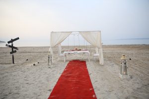 Çeşme’de Sürpriz Kumsal Evlenme Teklifi Organizasyonu