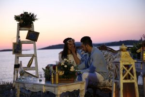 İzmir Evlilik Teklifi Organizasyonu Fotoğraf Köşesi ve Masa Süsleme
