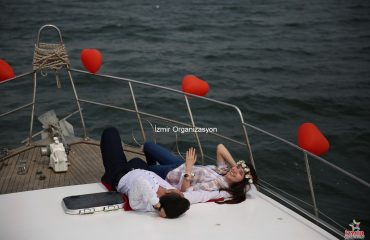 Kırmızı Kalpli Balonlar ile Tekne Süsleme