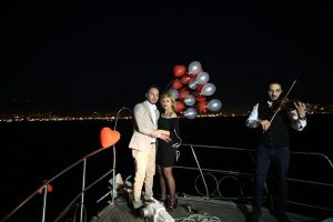 Uçan Balonlar ve Kemancı Eşliğinde Teknede Evlenme Teklifi Organizasyonu