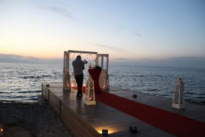 Evlilik Teklifi Organizasyonu Hazırlıkları Kırmızı Halı ve Kapı Takı Süsleme