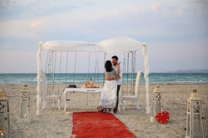 Ege Plajında sürpriz evlenme teklifi organizasyonuEge Plajında sürpriz evlenme teklifi organizasyonu