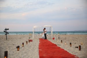 Ege Plajında sürpriz evlenme teklifi organizasyonu