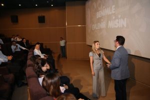 Arkadaşlar Eşliğinde Sinema Salonunda Evlilik Teklifi Organizasyonu İzmir