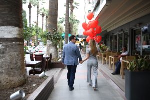 Sinema çıkışı uçan balon ve gül buketi eşliğinde evlenme teklifi organizasyonu