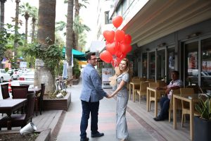 Kırmızı Kalpli Uçan Balonlar Eşliğinde Evlenme Teklifi Organizasyonu İzmir