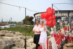 Uçan balonlar eşliğinde iskelede evlenme teklifi organizasyonu