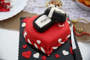 Kutu tasarım pasta ile evlenme teklifi organizasyonu-İskelede restoranda evlilik teklifi organizasyonu