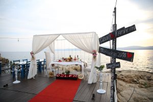 Yönlendirme tabelaları ve Gazebo dekor sahilde evlilik teklifi organizasyonu