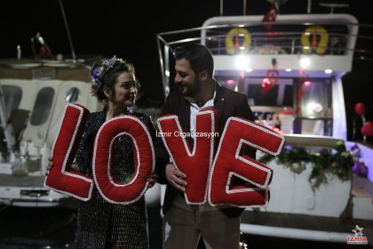 Havai Fişek Eşliğinde yatta Evlenme teklifi Organizasyonu