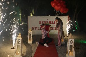 Sürpriz Evlenme Teklifi Organizasyonu Diz Çökme Anı İzmir Organizasyon