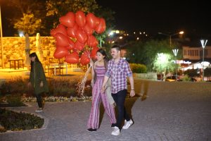 Alaçatı Evlenme Teklifi Organizasyonu Uçan Balonlar İzmir Organizasyon