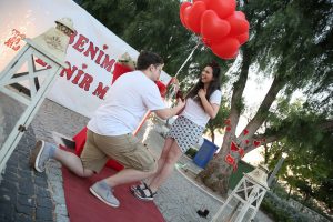 Alaçatı Sürpriz Evlenme Teklifi Organizasyonu Diz Çökme Anı İzmir Organizasyon