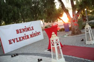 Alaçatı Yel Değirmenlerinde Gün Batımında Evlilik Teklifi Organizasyonu İzmir Organizasyon