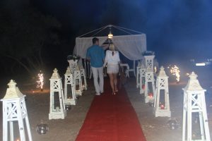 Bodrum Plajda Evlilik Teklifi Organizasyonu Yürüyüş Yolu Süsleme İzmir Organizasyon