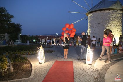 İzmir Alaçatı Romantik Evlenme Teklifi Organizasyonu Gösterisi İzmir Organizasyon