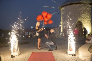 Yel Değirmenlerinde Sürpriz Evlenme Teklifi Organizasyonu Evlilik Teklifi Anı İzmir Organizasyon