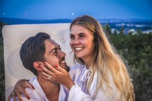 Çeşme Kumsalda Sürpriz Evlenme Teklifi Organizasyonu