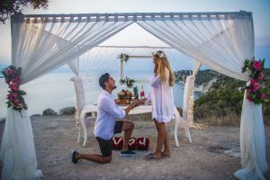 Çeşme Kumsalda Sürpriz Evlenme Teklifi Organizasyonu