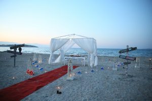 Çeşme Plajda Evlenme Teklifi Organizasyonu Gazebo ve Tül Süsleme İzmir Organizasyon