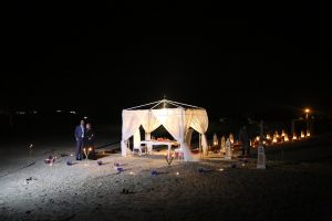 Plajda Sürpriz Evlenme Teklifi Organizasyonu Gazebo Süsleme İzmir Organizasyon