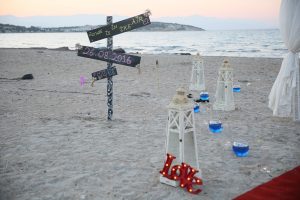 Çeşme Plajda Evlenme Teklifi Organizasyonu Yönlendirme Tabelası Dekoru İzmir Organizasyon