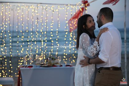 Çeşme Deniz Kenarında Evlenme Teklifi Organizasyonu Uçan Balon Işık Şelalesi ve Işık Sistemleri Kurulumu İzmir Organizasyon