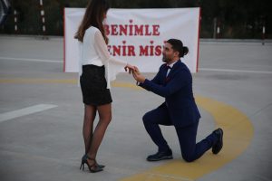 Sürpriz Evlenme Teklifi Organizasyonu Evlilik Teklifi Anı İzmir Organizasyon
