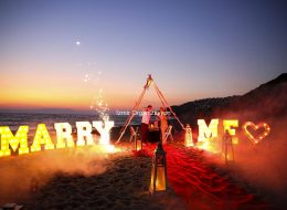 Kumsalda Marry Me Işıklı Harflerle Evlenme Teklifi