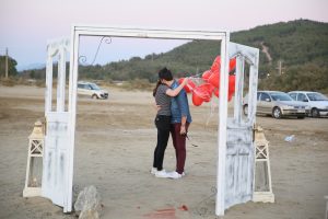 Kumsalda Romantik Kapı Dekoru İzmir Organizasyon
